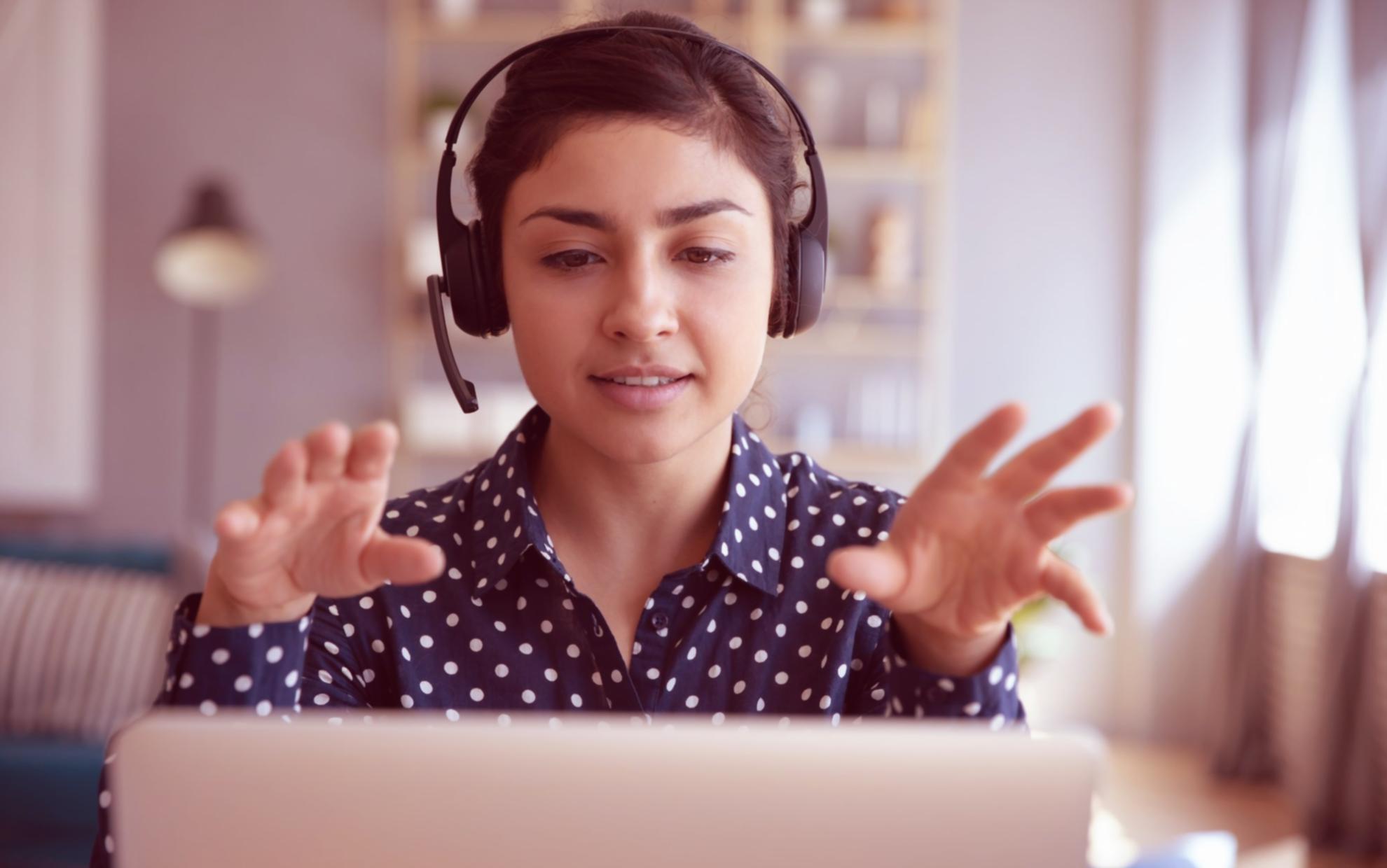 Einladende Lernumgebung mit modernen Arbeitsplätzen und natürlichem Licht
