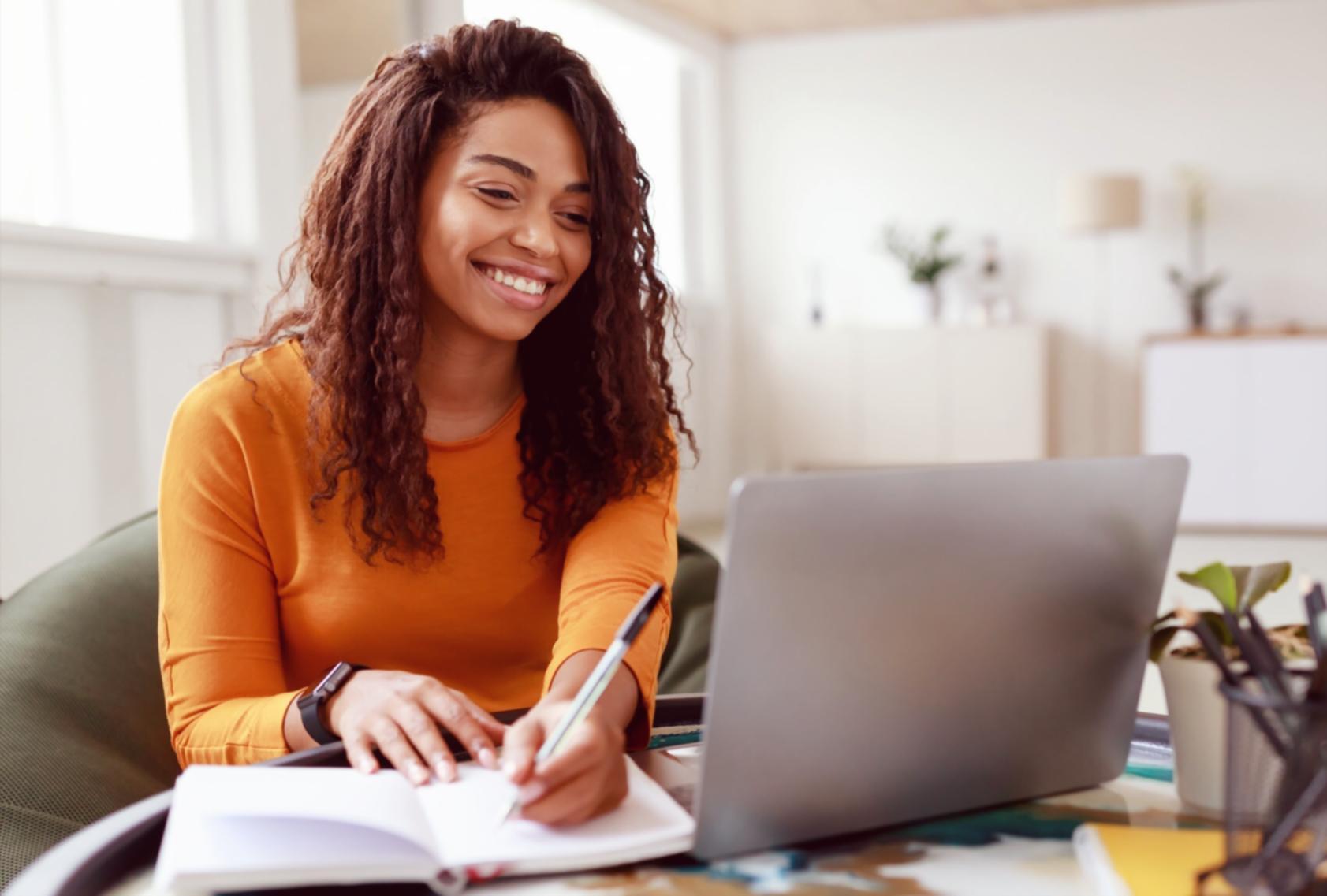 Person konzentriert beim Lernen mit digitalen Ressourcen